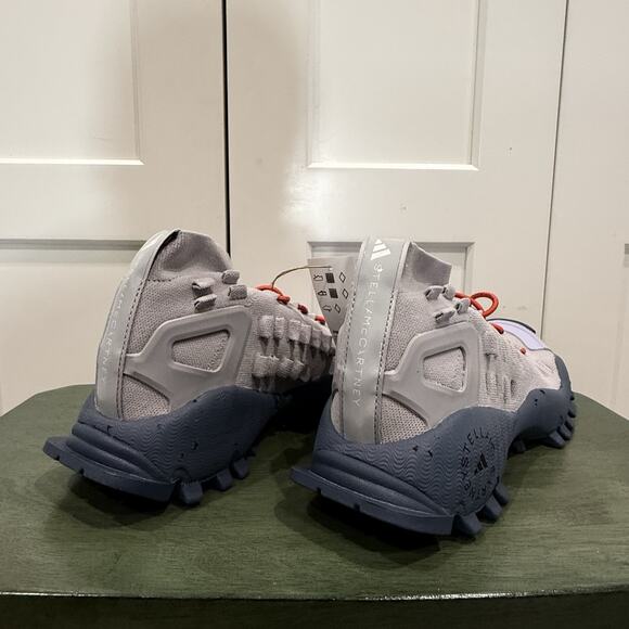 Athletic_Shoes